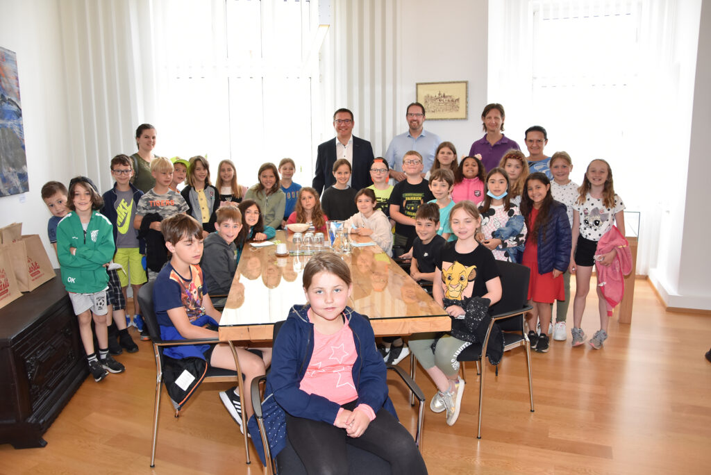 Gruppenbild vom Rathaus-Besuch der Volksschule Öhling