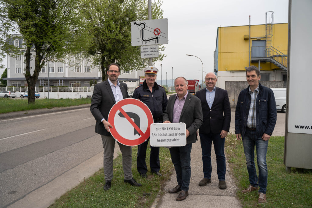 Gruppenbild Linksabbiegeverbot für die Reichsstraße mit Markus Brandstetter, Bernhard Wagner, Dieter Stadlbauer, Manfred Raab und Franz Kloimwieder