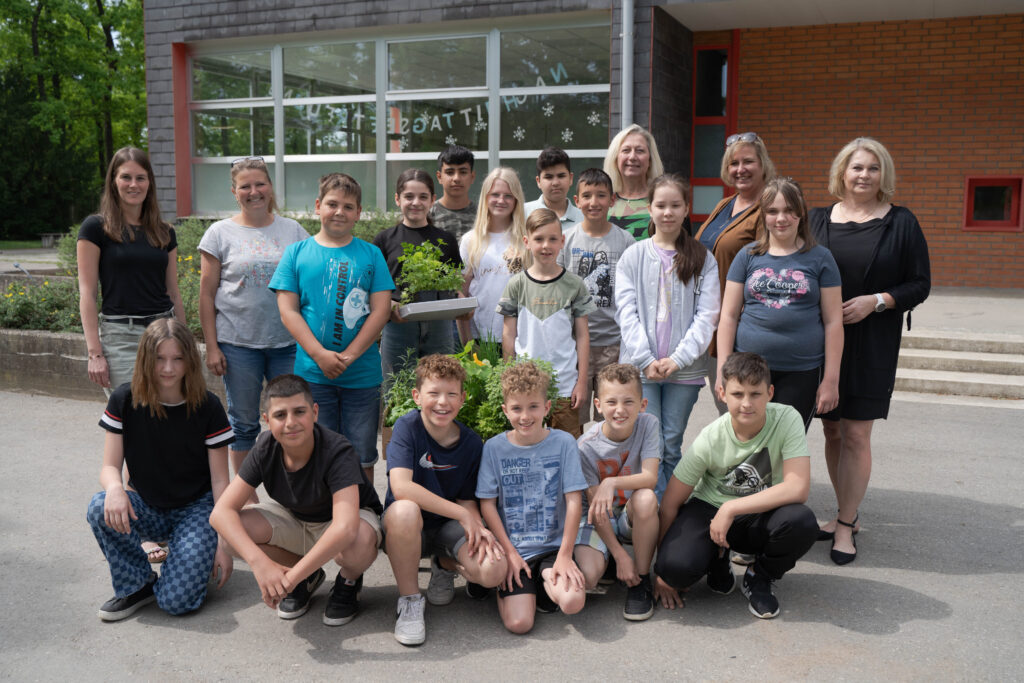 Gruppenbild für die Bepflanzung der Gemüsehochbeete - Gesunde Gemeinde trifft Gesunde Schule