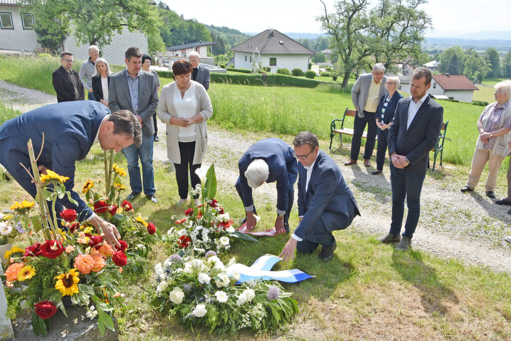 Kranzniederlegung beim Bildstock in Eisenreichdornach zur Gedenkfeier des KZ-Außenlagers