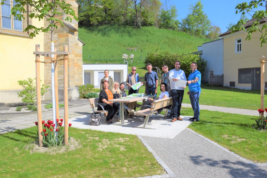 Gruppenbild Stadtpfarrkirche St. Stephan Freude über Neubepflanzung und Sozialprojekte