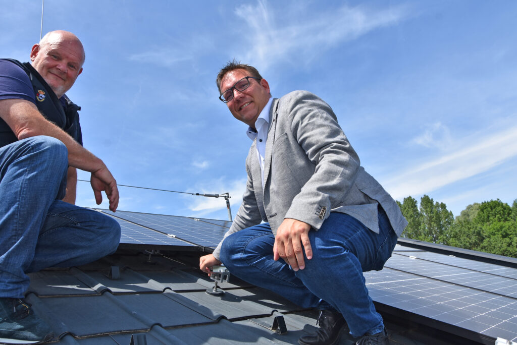 GAV-Obmann Bürgermeister Christian Haberhauer und GAV-Geschäftsführer DI Günter Zeillinger am Dach des GAV-Hauptgebäudes bei der Photovoltaikanlage.