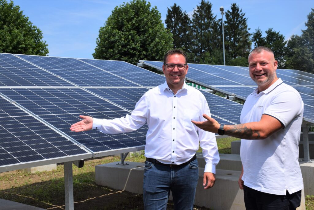 Bürgermeister Christian Haberhauer und Vizebürgermeister Dominic Hörlezeder bei der Photovoltaik-Anlage in der Stadionstraße.