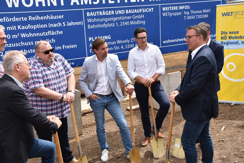 Bürgermeister Christian Haberhauer mit den Baufirmen beim Spatenstich für die neue Reihenhausanlage in Mauer.