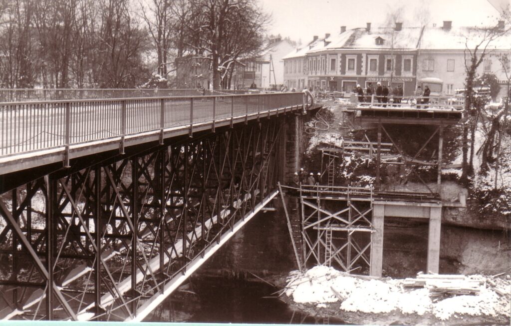 Ein Foto von der Ybbsbrücke in Hausmening bei der Brückenverschiebung 1978.