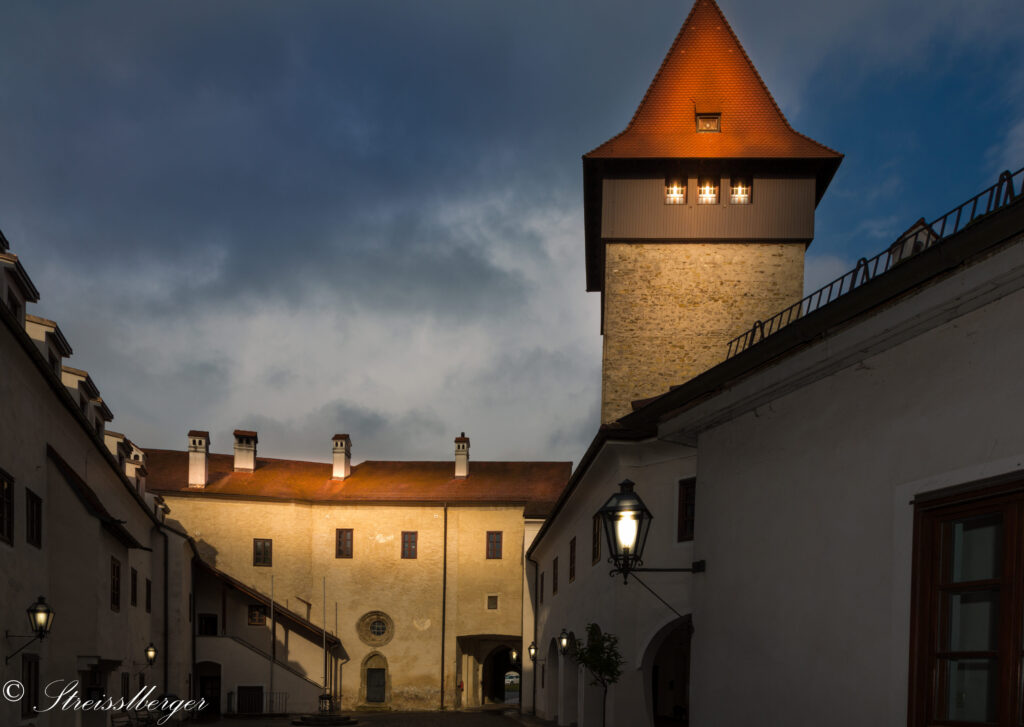 Schloss Ulmerfeld bei Nacht