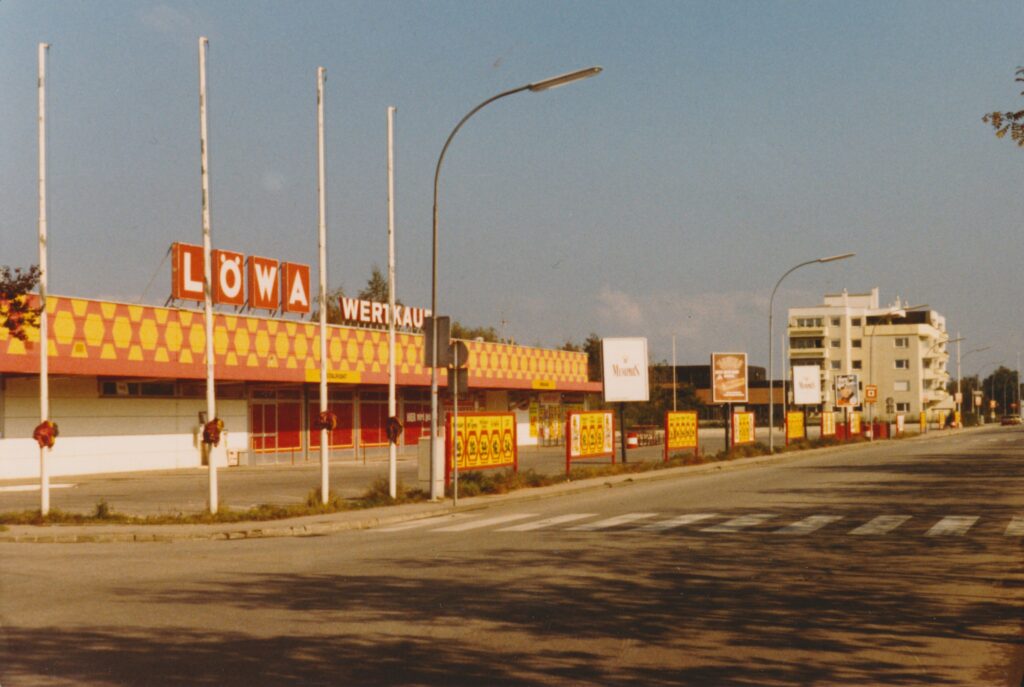 Ein Foto von der Stadionstraße mit dem Geschäft "Löwa" aus dem Oktober 1985.
