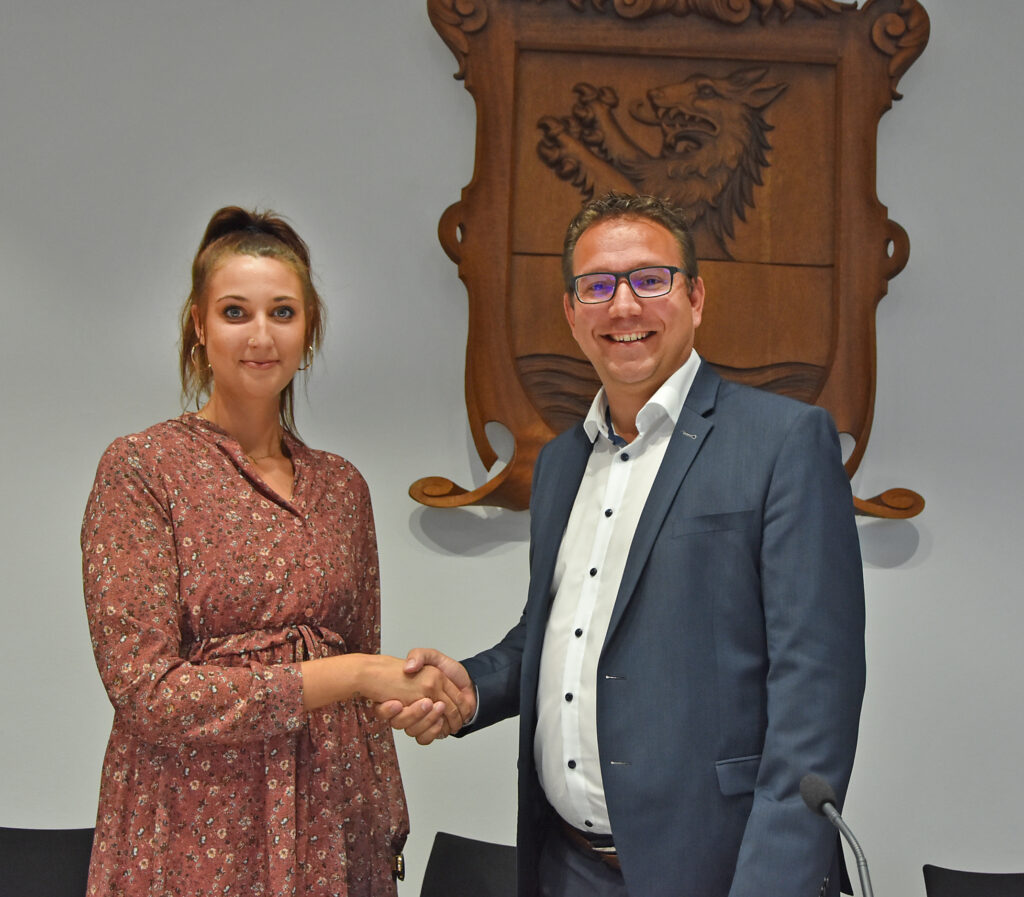 Annika Blutsch schüttelt zur Angelobung die Hand von Bürgermeister Christian Haberhauer