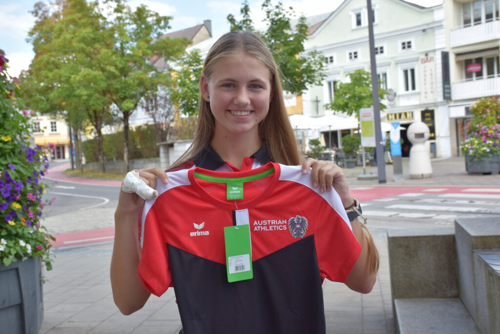 Athletin Sigita Stankeviciute mit T-Shirt in der Hand