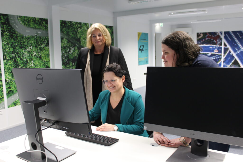 Foto von Bildungsstadträtin Doris Koch, Bildungsgemeinderätin Helga Seibezeder und Cornelia Geiger vor einem Computer.