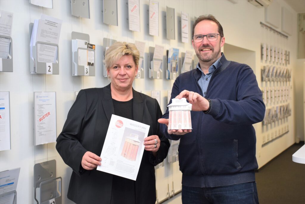 Foto von Vizebürgermeister Markus Brandstetter mit Claudia Weissensteiner (Bürgerservice). Beide halten eine Papierversion des Amstettner Wasserturms.