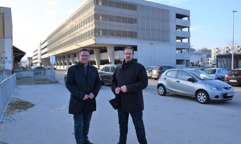 Bürgermeister Christian Haberhauer mit Vizebürgermeister Markus Brandstetter am Standort der temporären Ersatzparklätze.