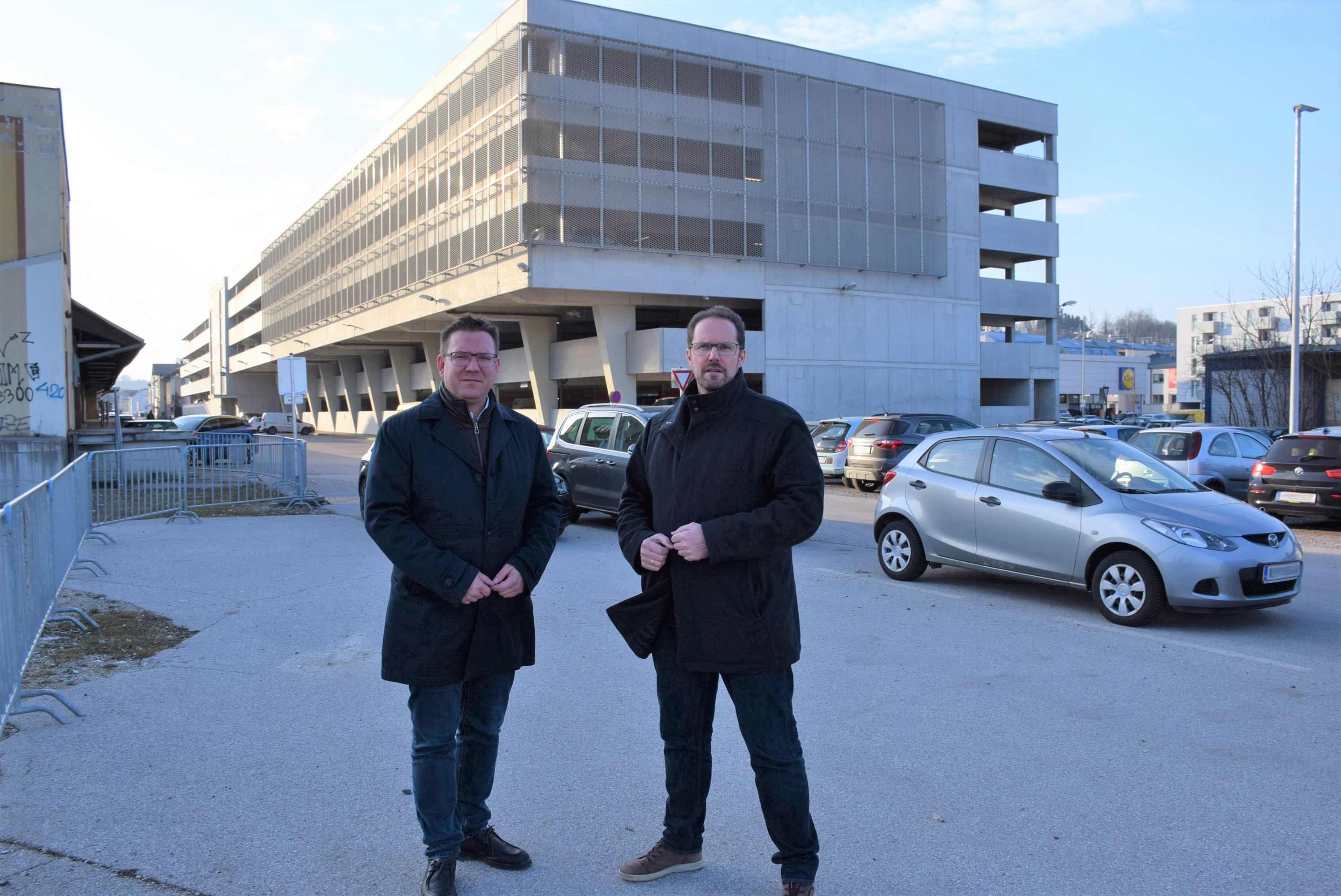 Foto (Stadt Amstetten): Bürgermeister Christian Haberhauer mit Vizebürgermeister Markus Brandstetter am Standort der temporären Ersatzparklätze.