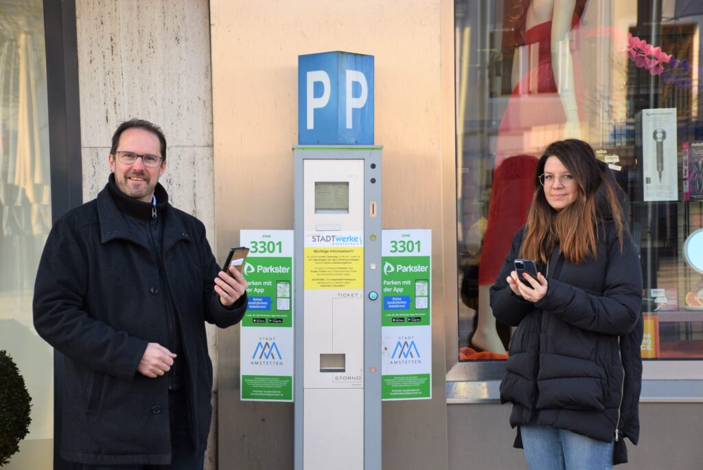 Foto von Vizebürgermeister Markus Brandstetter mit Cornelia Kaufmann (Mobilitätsexpertin Stadtgemeinde) vor einem Parkautomaten
