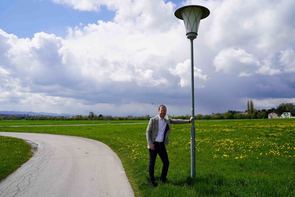 Ortsvorsteher Gruber Andreas mit Straßenlaternen in Preinsbach