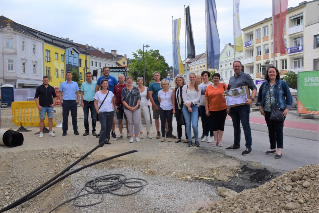 Gruppenbild bei der Baustellensafari mit Mitarbeiter und Mitarbeiterinnen der Stadtgemeinde Amstetten.