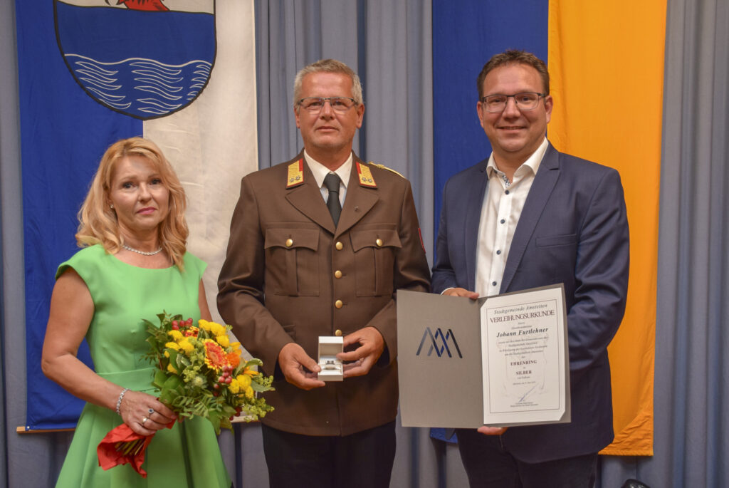 Ehrenbrandrat Johann Furtlehner mit Herrn Bürgermeister Christian Haberhauer bei der Ehrenringüberreichung