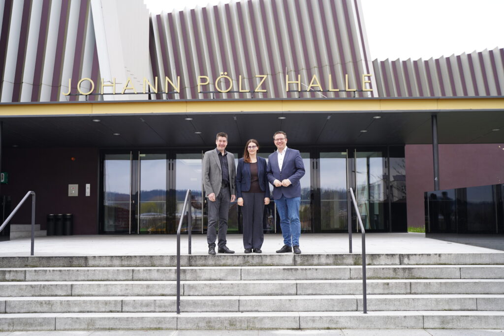 Kulturstadtrat Stefan Jandl, Elke Strauß (Leitung Kultur, AVB), Bürgermeister Christian Haberhauer; stehen vor der Pölz-Halle