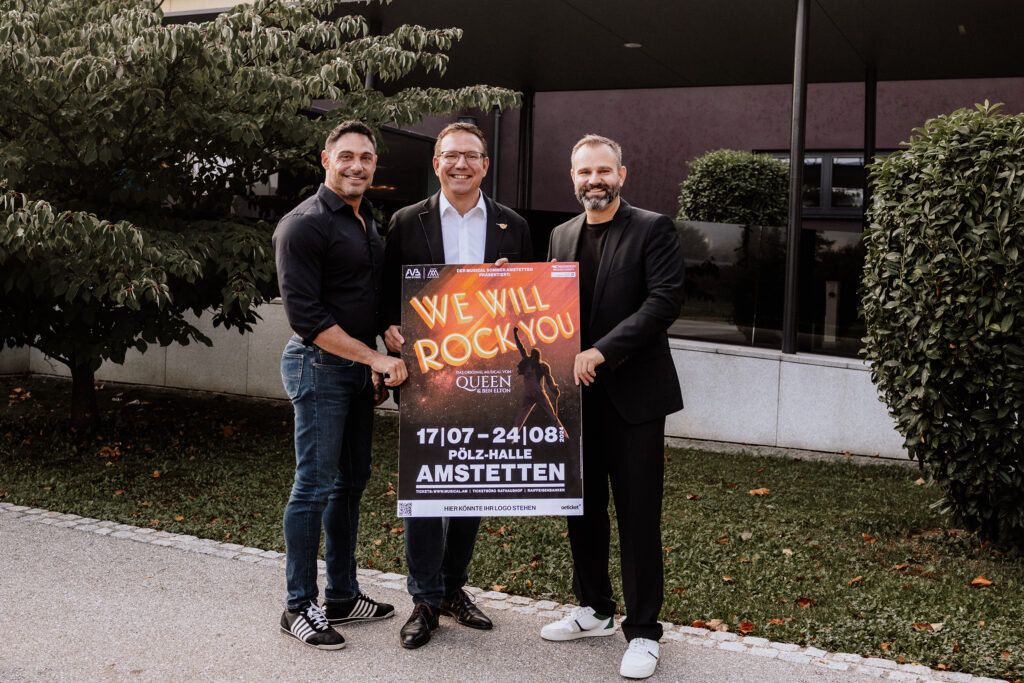 Intendant Alex Balga, Bürgermeister Christian Haberhauer, AVB-Geschäftsführer Christoph Heigl mit dem Plakat des neuen Musicals "Will will rock you"