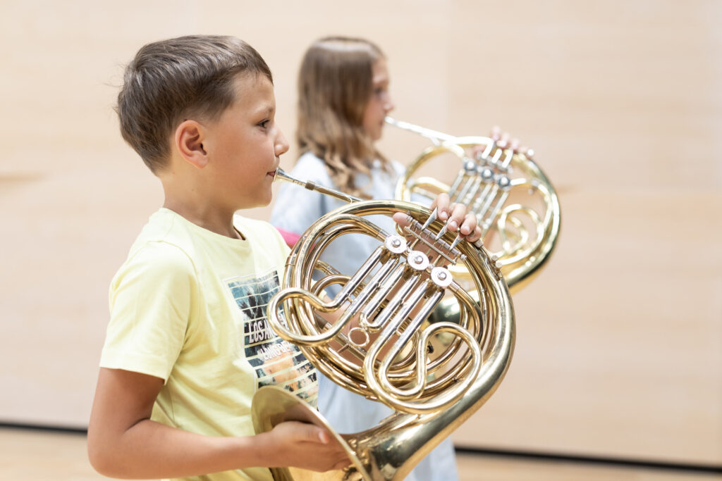 Foto Musikschule Amstetten: 2 Kinder mit Hörnern in der Hand