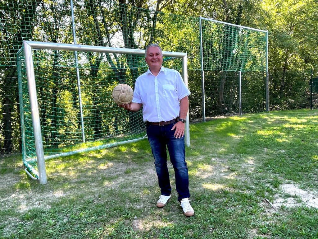 Ortsvorsteher Anton Geister mit seinem ersten Lederfußball aus den 70er-Jahren