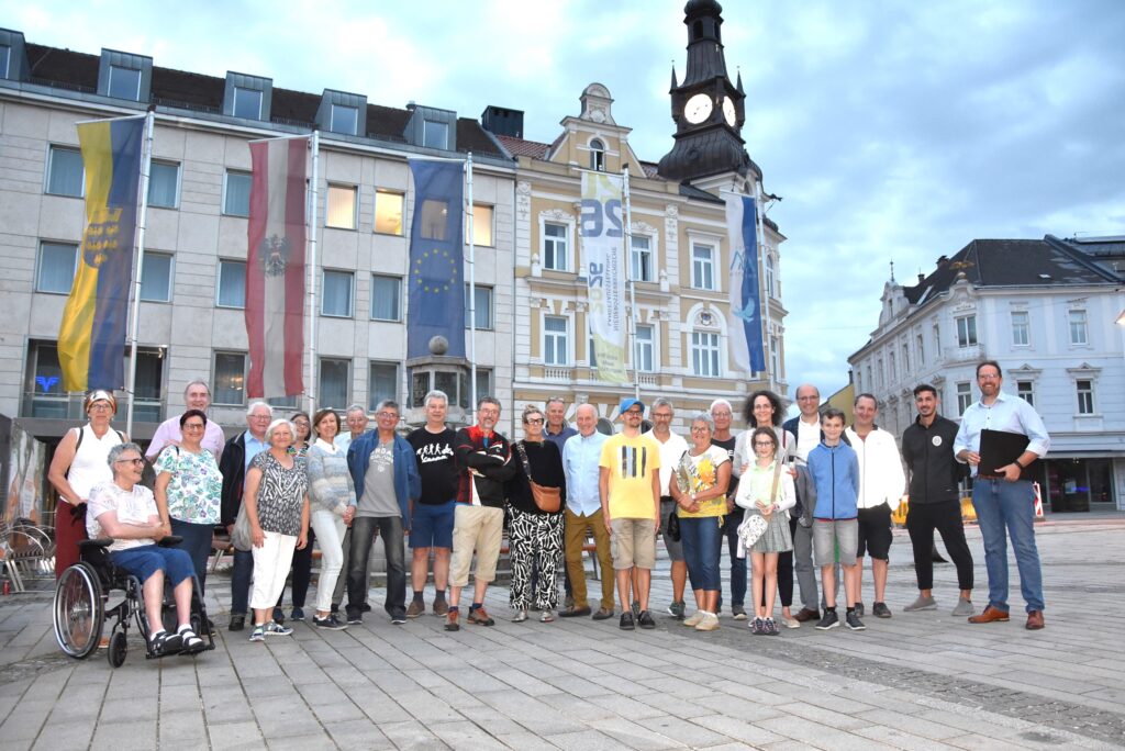 Vizebürgermeister Markus Brandstetter mit Amstettnerinnen und Amstettnern bei der Baustellensafari im September vor dem Rathaus