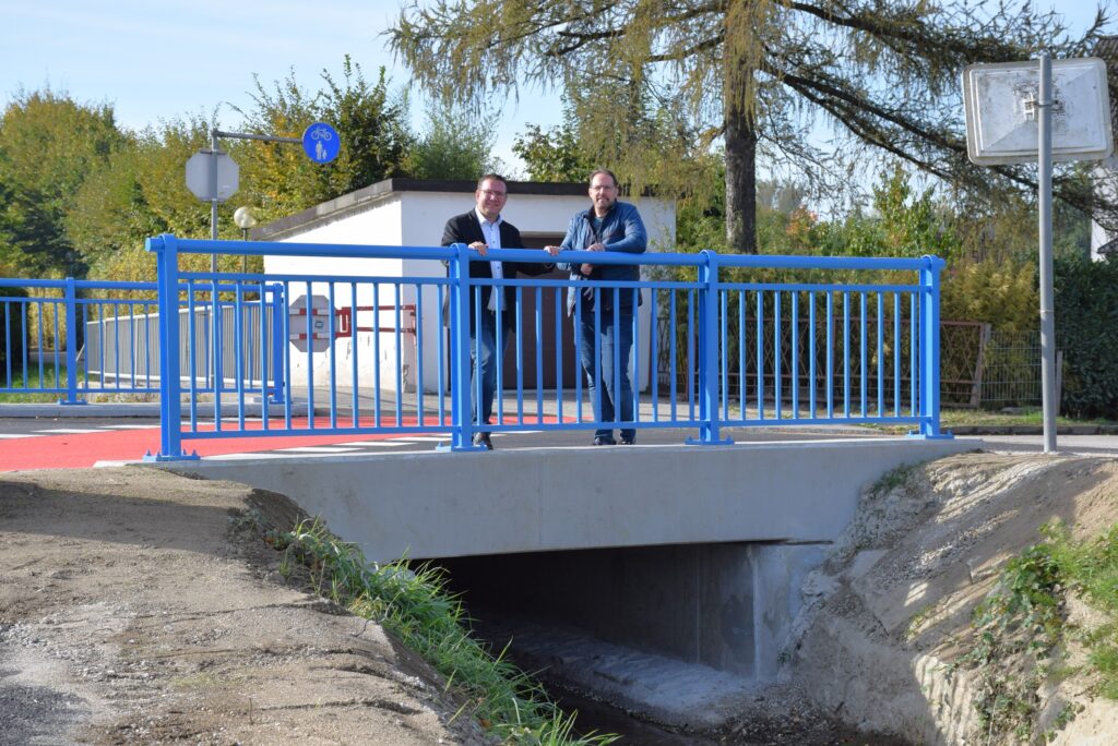 Bürgermeister Christian Haberhauer mit Vizebürgermeister Markus Brandstetter stehen auf der fertiggestellten Brücke
