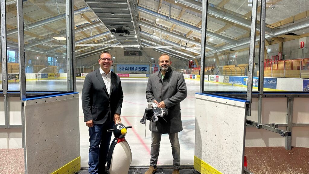 Foto (AVB Kultur & Freizeit GmbH): Bürgermeister Christian Haberhauer mit Geschäftsführer Mag. Christoph Heigl stehen am Eingang zur Eislauffläche