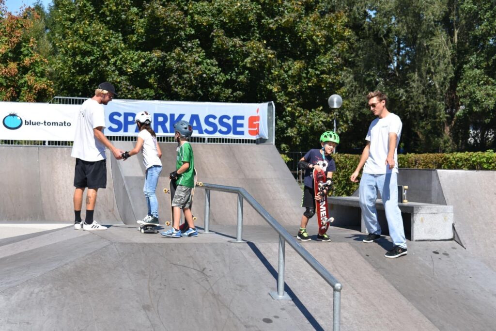 Bild von Skatepark mit fahrenden Kindern