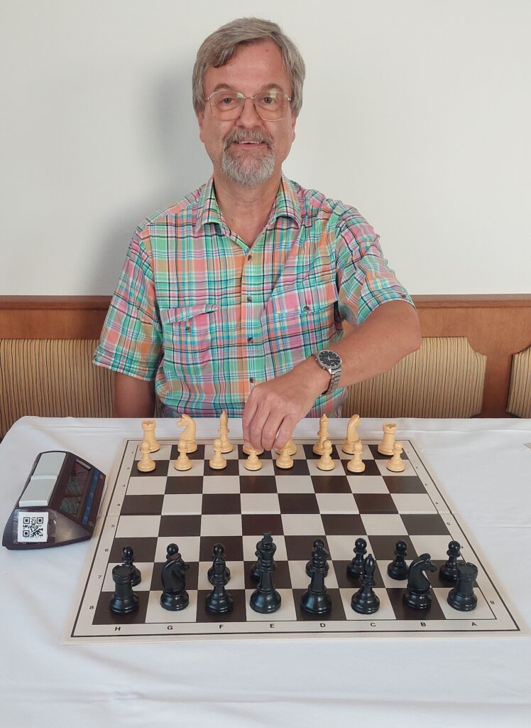 Winfried Wadsack mit Schachspiel