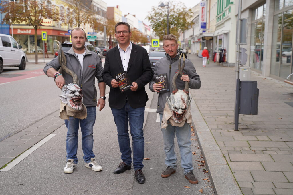 Raphael Helmreich, Bürgermeister Christian Haberhauer, Kevin Schaufler stehen mit 2 Masken in der Hand auf der Straße