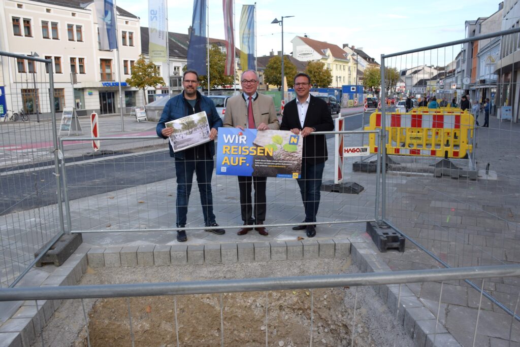 Vizebürgermeister Markus Brandstetter, LH-Stellvertreter Dr. Stephan Pernkopf, Bürgermeister Christian Haberhauer stehen am Hauptplatz auf der Baustelle