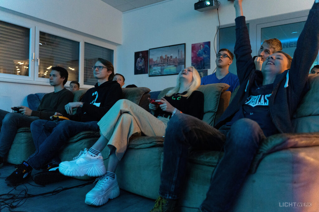 Foto (Lichtwerk Media): Turnierteilnehmer des Vorjahres auf Couch sitzend