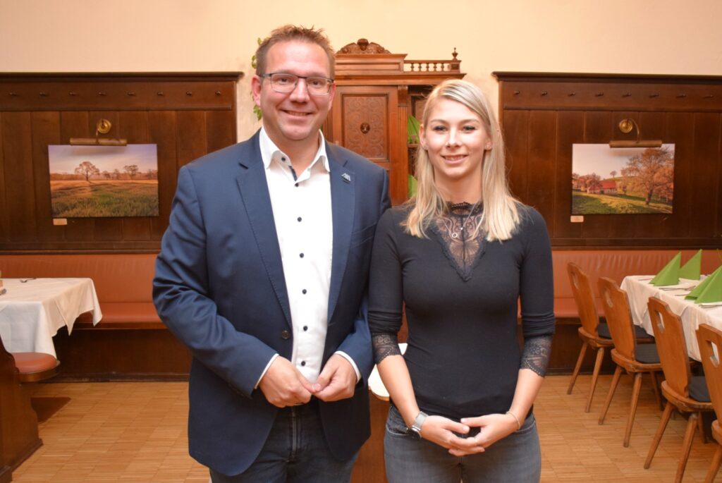 Bürgermeister Christian Haberhauer steht mit Brauhof-Betreiberin Sarah Holzer im Gastraum