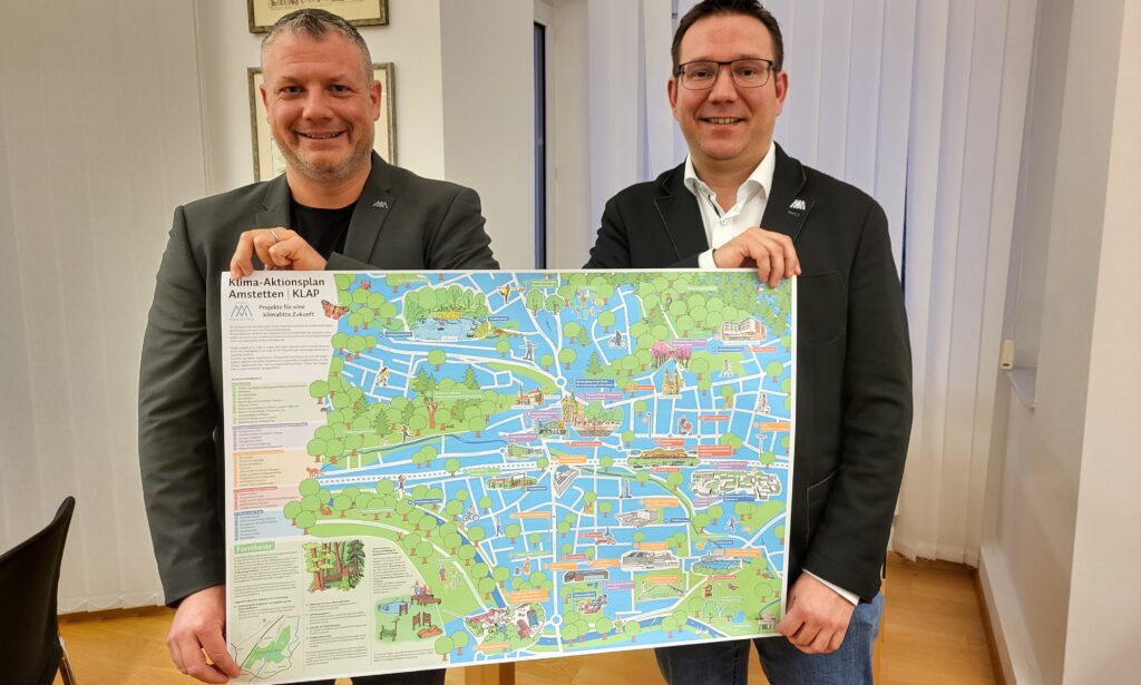 Bürgermeister Christian Haberhauer und Vizebürgermeister Dominic Hörlezeder präsentieren den Klimaaktionsplan