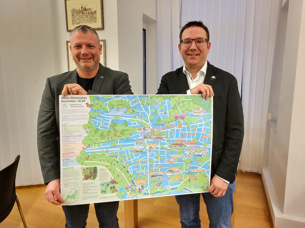 Bürgermeister Christian Haberhauer und Vizebürgermeister Dominic Hörlezeder präsentieren den Klimaaktionsplan