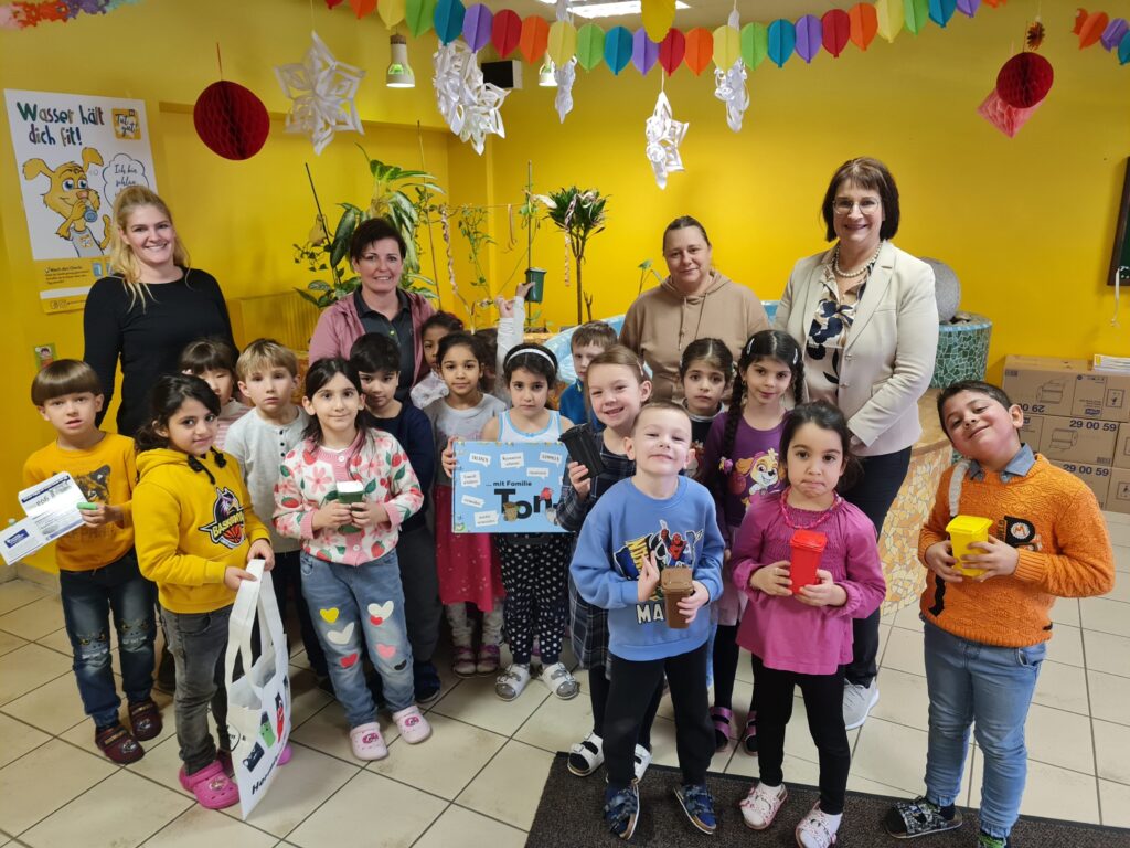 Besuch der „Familie Tonni“ in der Volksschule Preinsbacher Straße stehen in der Gruppe beisammen