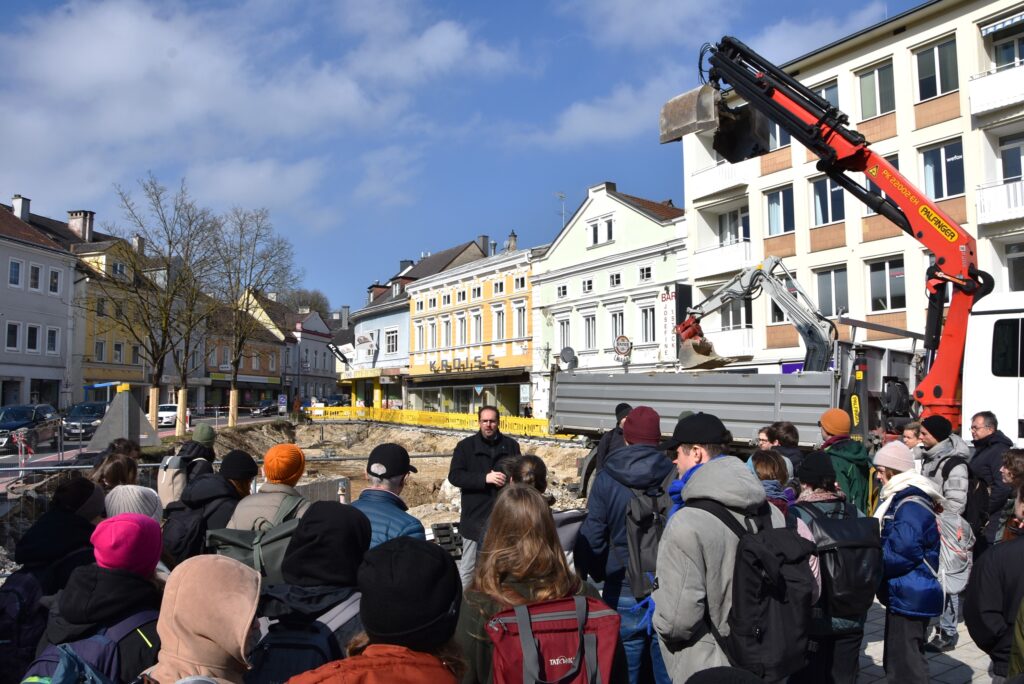Vizebürgermeister Markus Brandstetter mit Unilehrgang bei der Stadtführung auf der Baustelle am Hauptplatz
