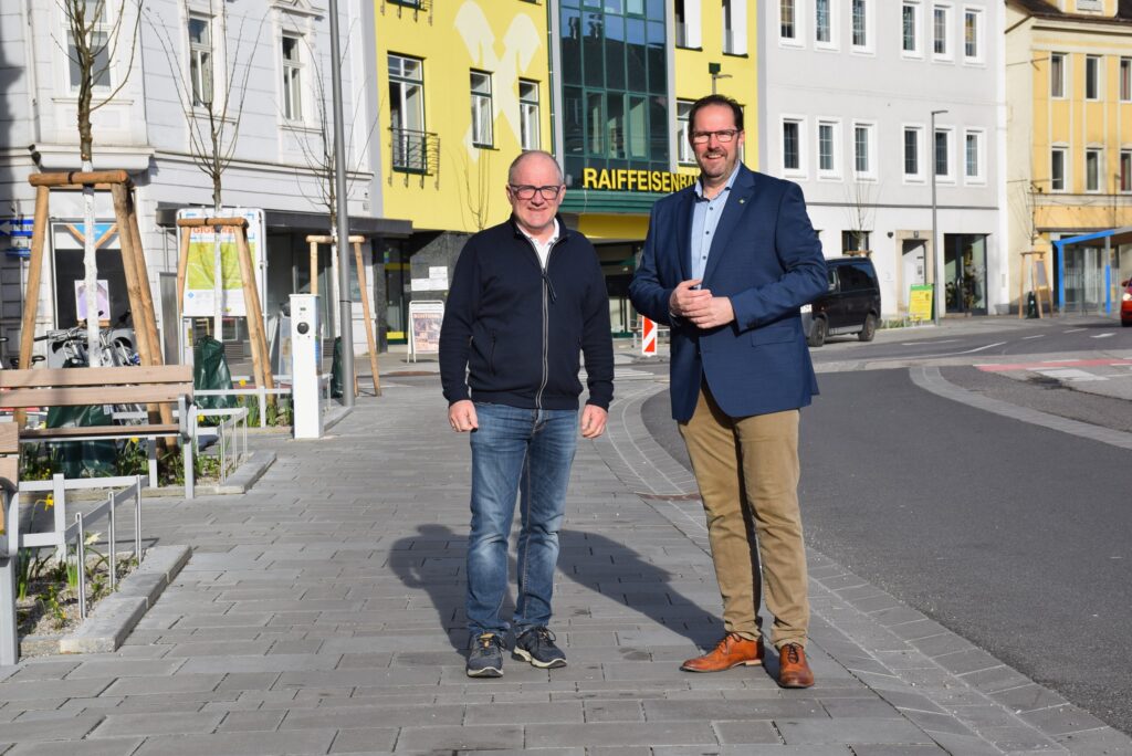 Stadtrat Bernhard Wagner und Vizebürgermeister Markus Brandstetter stehen am Hauptplatz auf dem Gehsteig.