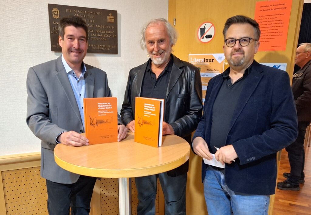 Kulturstadtrat Stefan Jandl, Dr. Gerhard Ziskovsky, Archivar Dr. Thomas Buchner präsentieren das neue Buch