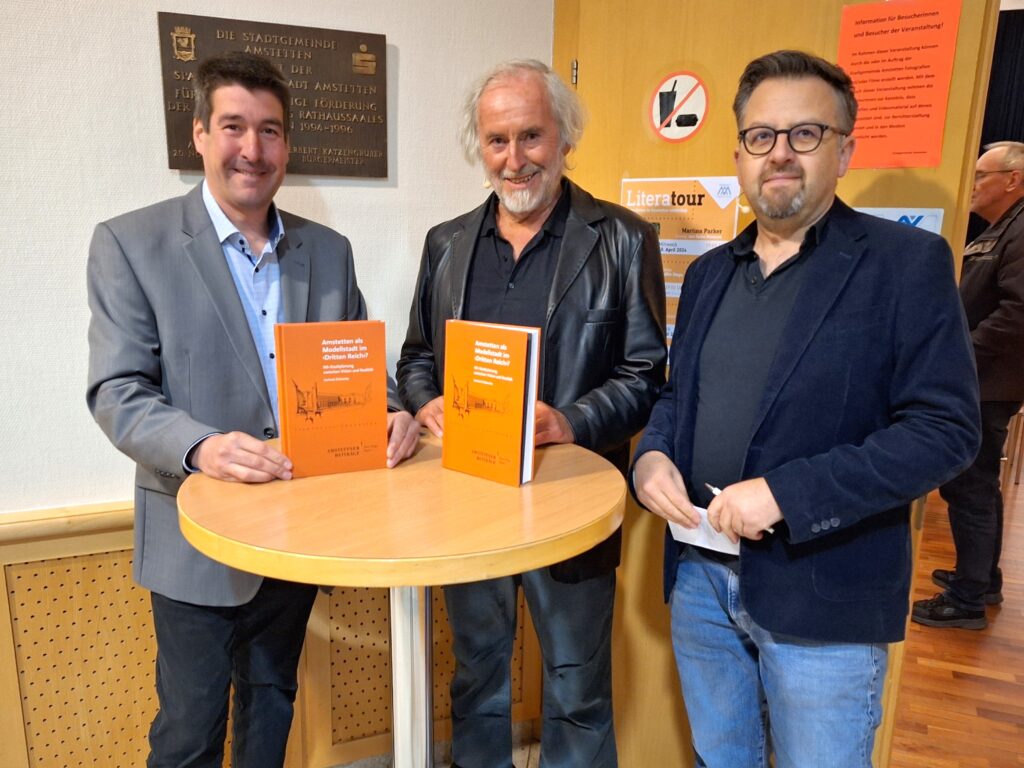Kulturstadtrat Stefan Jandl, Dr. Gerhard Ziskovsky, Archivar Dr. Thomas Buchner präsentieren das neue Buch