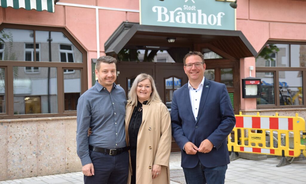 Christoph und Stefanie Weis mit Bürgermeister Christian Haberhauer vor dem Gebäude des Stadtbrauhofes