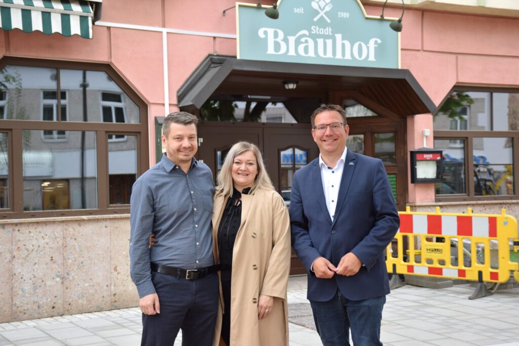 Christoph und Stefanie Weis mit Bürgermeister Christian Haberhauer vor dem Gebäude des Stadtbrauhofes