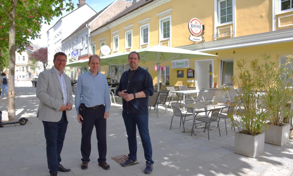 Bürgermeister Christian Haberhauer, Reinhard Bertl (Café Exel), Vizebürgermeister Markus Brandstetter im Fischlmeyergassl.