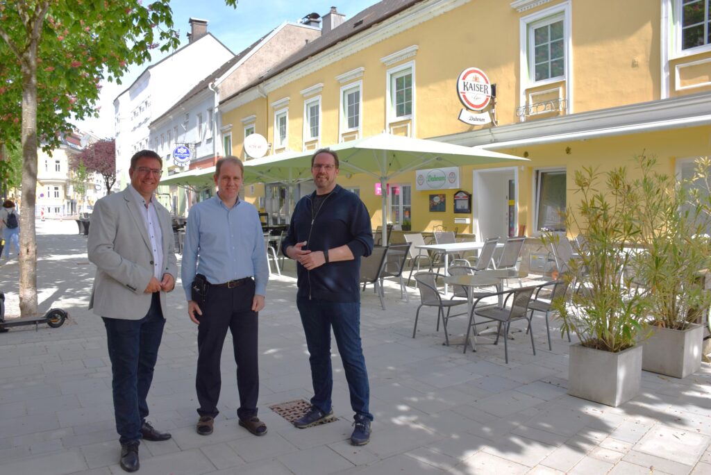 Bürgermeister Christian Haberhauer, Reinhard Bertl (Café Exel), Vizebürgermeister Markus Brandstetter im Fischlmeyergassl.
